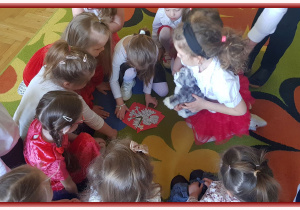 Dzieci układają puzzle z godłem Polski